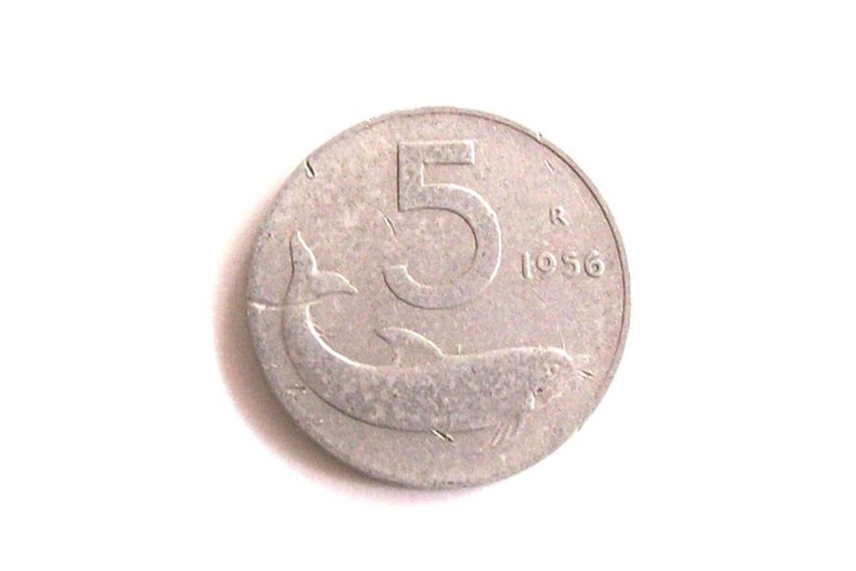 Immagine di una moneta da 5 lire italiana rara su sfondo neutro, evidenziata per collezionisti.