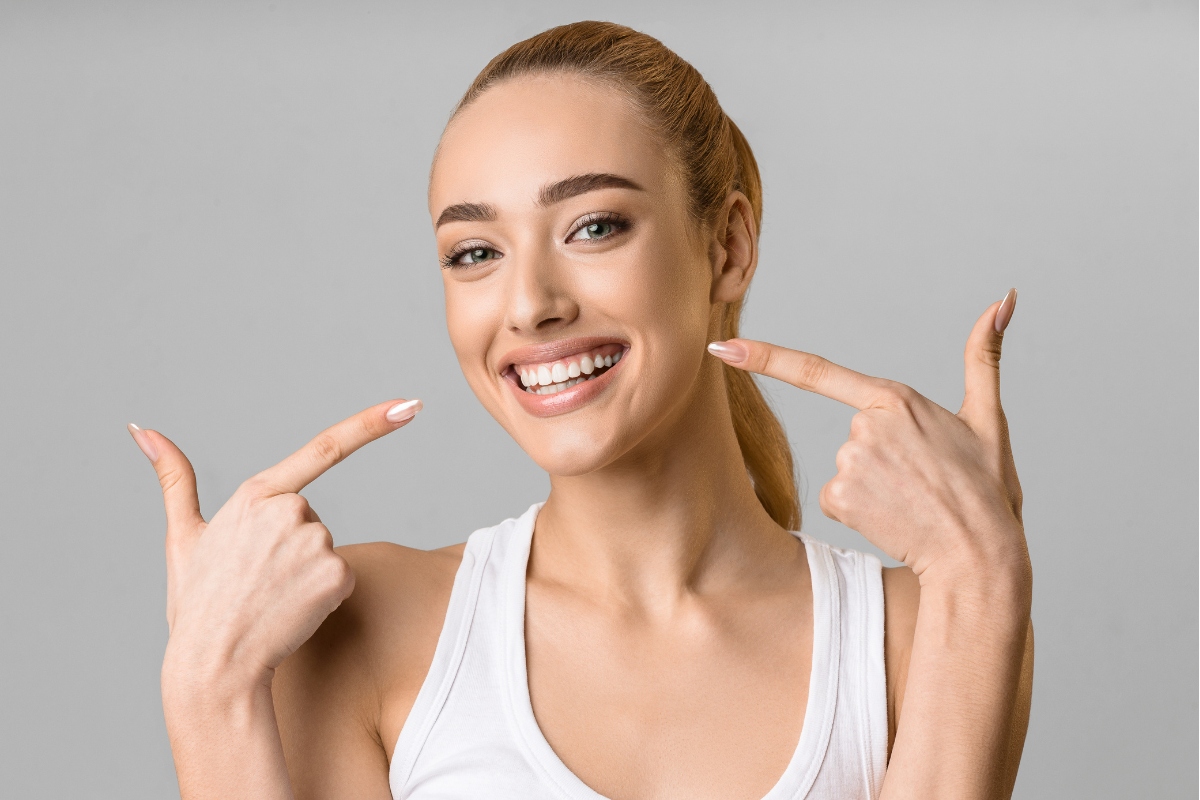 Cosa significa secondo la psicologia che una persona sorride sempre: è davvero perché è più felice o nasconde qualcos’altro?