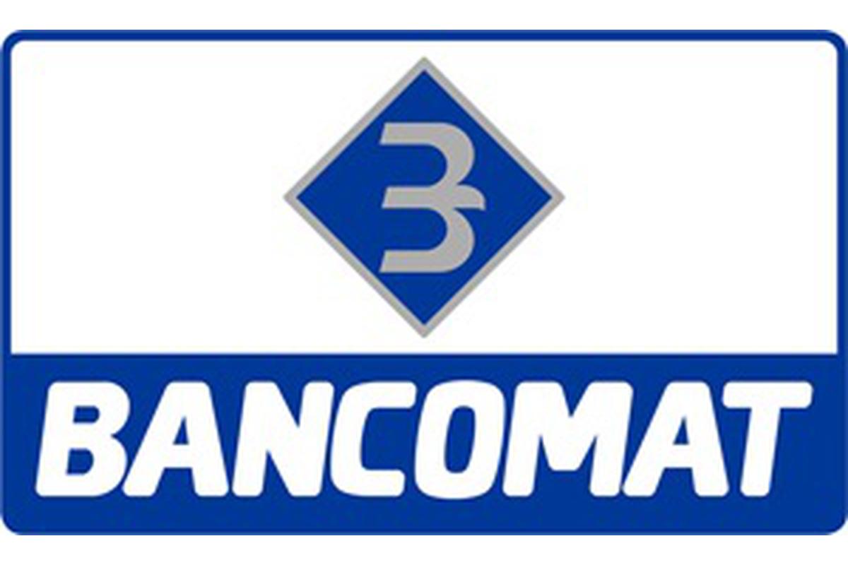 Un uomo preleva contanti da un bancomat, simbolo delle nuove regole in arrivo.