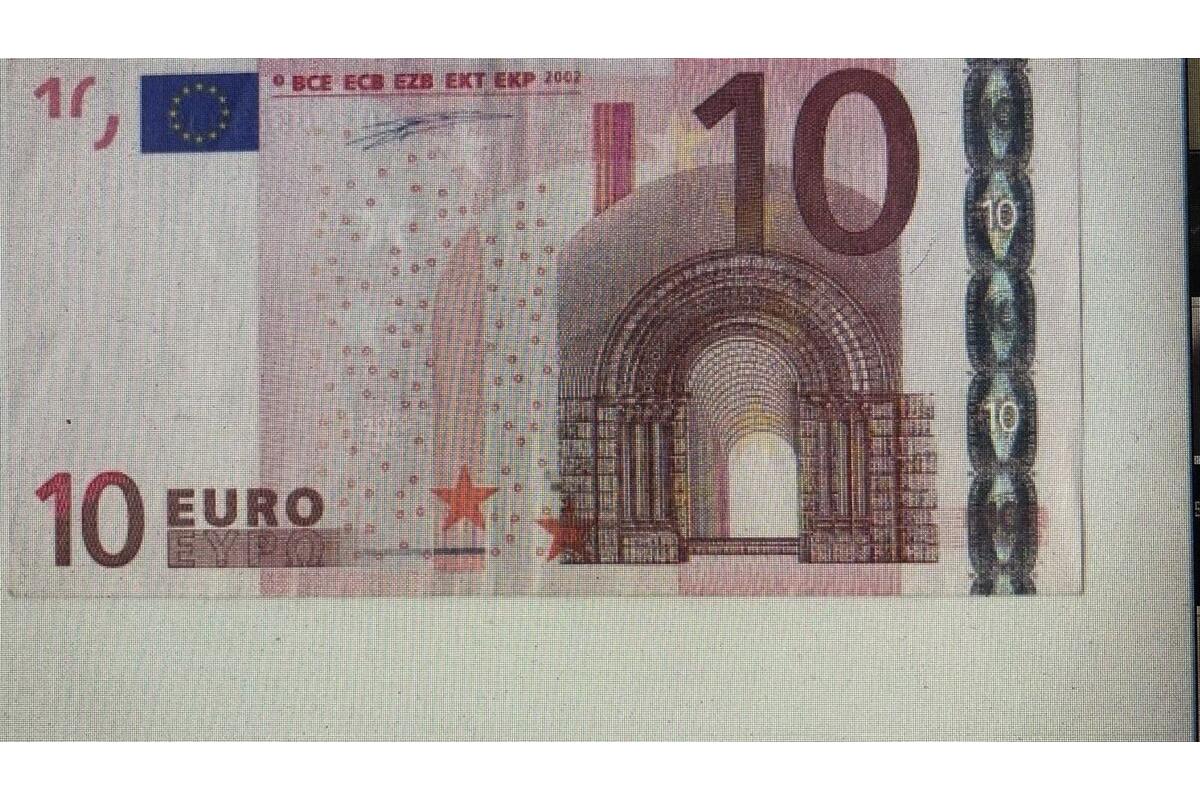 Immagine di banconote euro obsolete su un tavolo, evidenziando vari tagli non più validi.