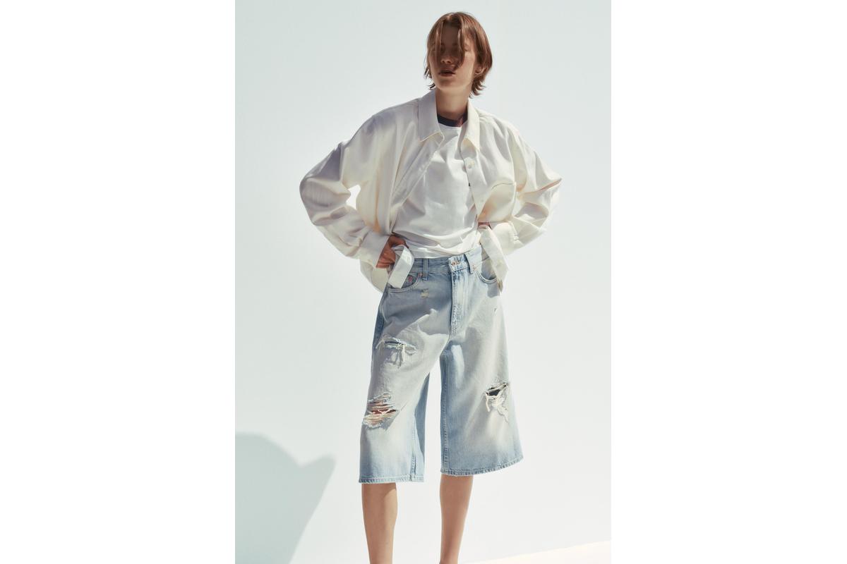 "Bermuda in jeans Zara, stile chic e pratico, simili a quelli indossati da Ilary Blasi."