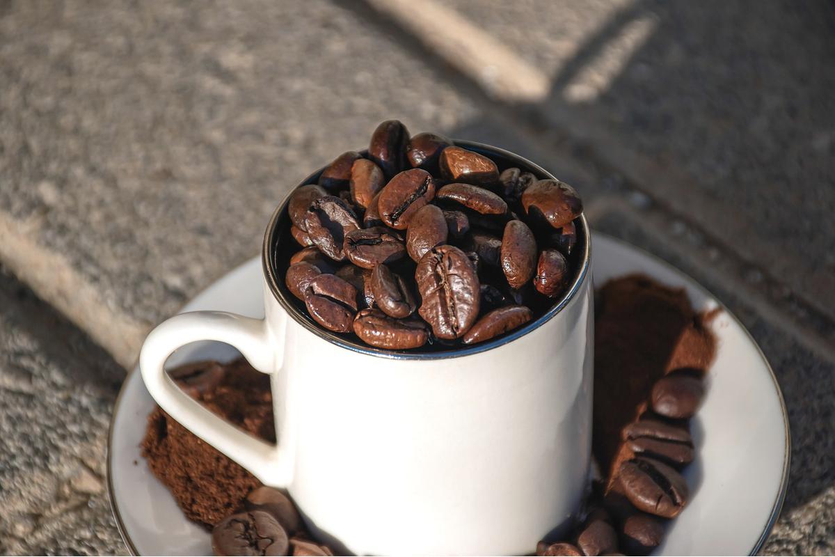 Tazza di caffè nero su tavolo di legno, evidenziando effetti e benefici del consumo quotidiano.