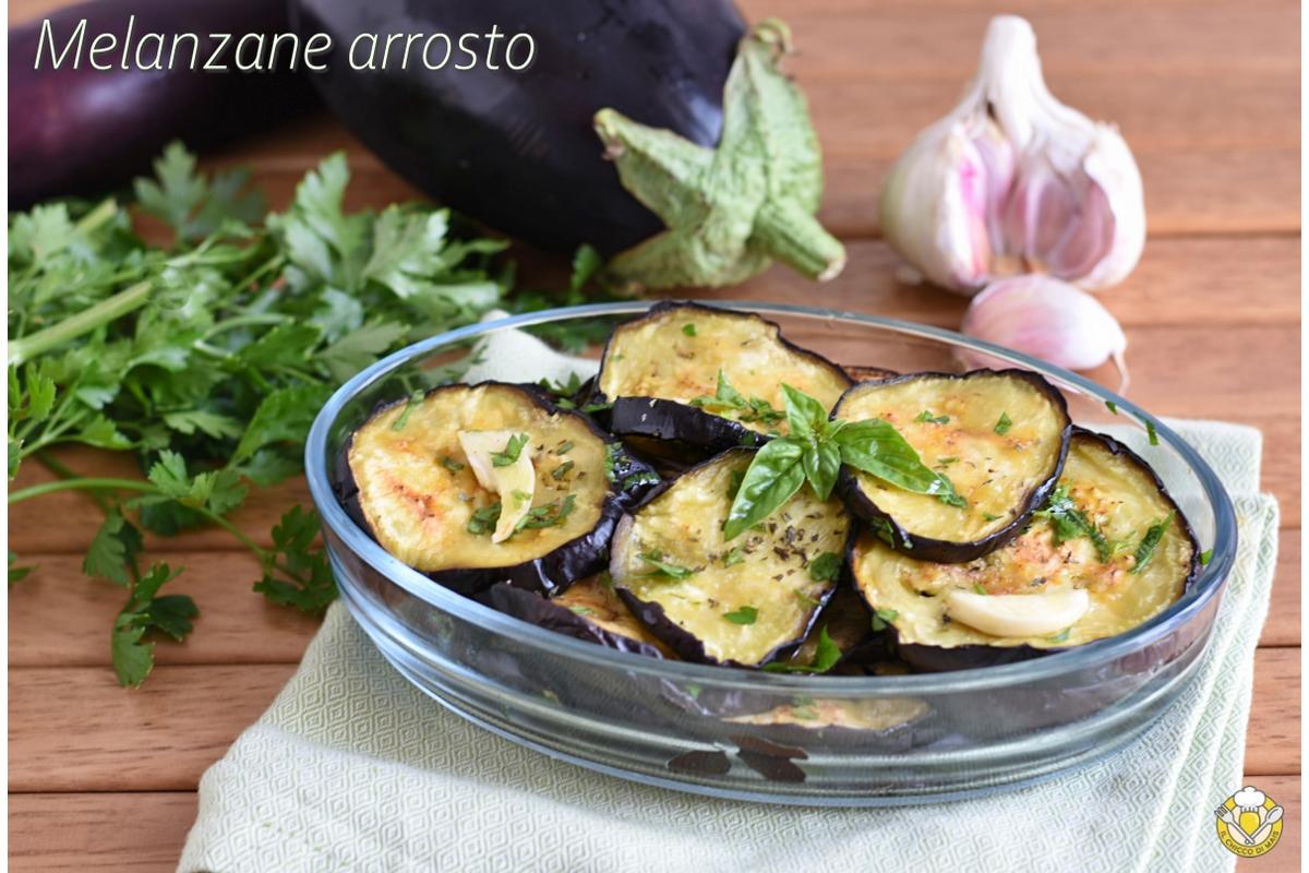 Fette di melanzane grigliate al forno, dorate e succulente, pronte per essere servite.