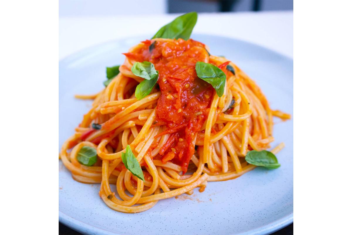 Un piatto di pasta al pomodoro con ingredienti sani per mantenere stabile la glicemia.