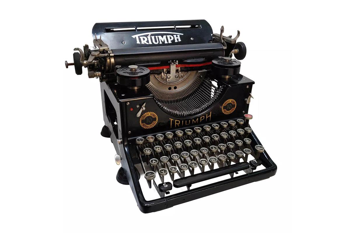 Una collezione di rare macchine da scrivere vintage, dettagliate e ben conservate su un tavolo.